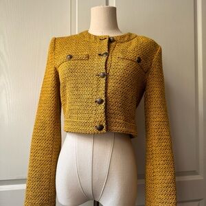 Cropped yellow blazer. Zara.
